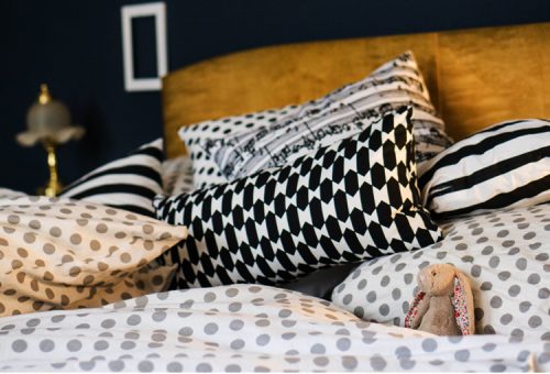 Schlafzimmer grau alte Möbel Urgroßeltern gemütlich Holz