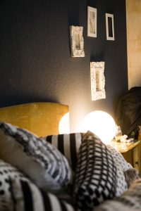 Schlafzimmer grau alte Möbel Urgroßeltern gemütlich Holz