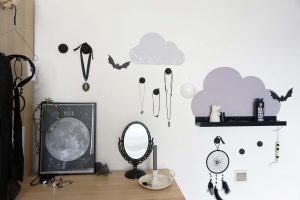 Limmaland, IKEA, Wandgestaltung, Wand, Wolken, Kleben, Grau, bunt, Idee, Kreativ, Design, Gestaltung, Interiordesign, Innenarchitektur, modern, schwarz weiß, Schlafzimmer, Perlen, Regen,