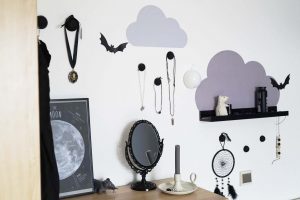 Limmaland, IKEA, Wandgestaltung, Wand, Wolken, Kleben, Grau, bunt, Idee, Kreativ, Design, Gestaltung, Interiordesign, Innenarchitektur, modern, schwarz weiß, Schlafzimmer, Perlen, Regen,