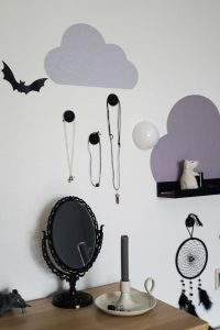 Limmaland, IKEA, Wandgestaltung, Wand, Wolken, Kleben, Grau, bunt, Idee, Kreativ, Design, Gestaltung, Interiordesign, Innenarchitektur, modern, schwarz weiß, Schlafzimmer, Perlen, Regen,