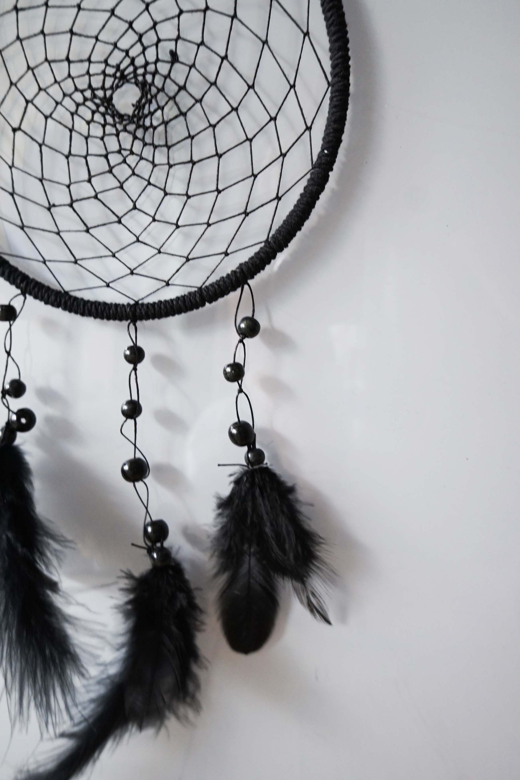 Traumfänger, dream catcher , DIY, Do it yourself, basteln, kreativ, Idee, Schlafzimmer, Schlaf, Bett Traum, Interior Design, Innenarchitektur, Schwarz, bunt, Ethno, Boho, trend